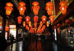 Los chinos reciben Año de la Serpiente con augurios de sabiduría y prudencia