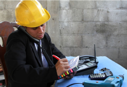 Universitarios trabajan hasta de dependientes por la crisis