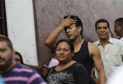 Venezolanos acuden a votar en masa entre Chávez y Capriles