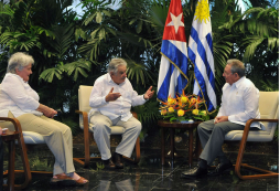 Mujica sostuvo 'emotivo encuentro' con Fidel Castro en Cuba