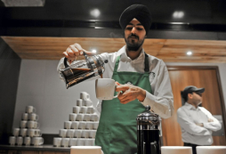 En India dejan el té fascinados por el café