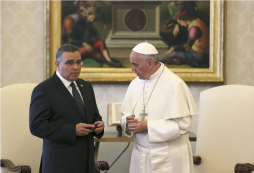 Funes regala relicario de Romero al Papa