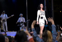 Katy Perry se viste de papeleta por Obama (Fotos)