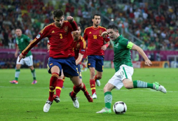 España recupera su fútbol y golea sin problemas a Irlanda