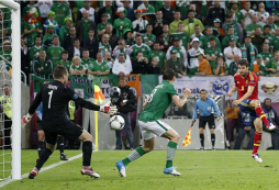 España recupera su fútbol y golea sin problemas a Irlanda