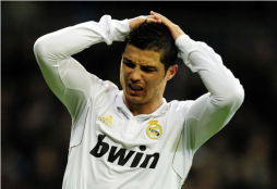 Real Madrid tropieza con el Málaga y da esperanzas al Barcelona