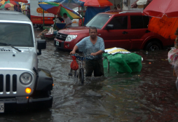 Evacúan a decenas de personas por desborde de río en La Ceiba