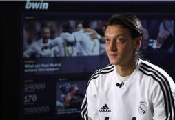 Özil: 'Somos una pequeña familia, cada uno lo da todo por su compañero'