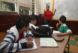 Serán reubicados 3,000 maestros en Honduras