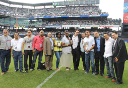 Amado Guevara, homenajeado por su dedicación a la Selección