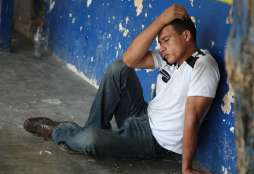 Cae tras asaltar en un bus a una mujer