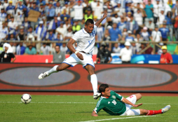 Honduras arranca un aguerrido y valioso empate a México