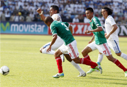 Honduras arranca un aguerrido y valioso empate a México