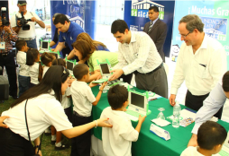 Donan 250 laptops a escuela pública