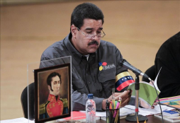 Maduro dice que es 'bastante difícil' que Chávez pueda ser embalsamado