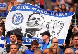 Pancartas a favor de Mourinho en Stamford Bridge