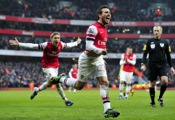 Manchester United supera al QPR y se aleja más