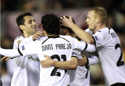 Valencia triunfa, pero deja abierta la eliminatoria