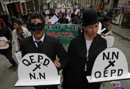 Con besos y banderas, América Latina planta cara a la homofobia