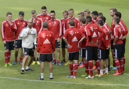 Guardiola entrenó por primera vez al Bayern ante 8.000 aficionados