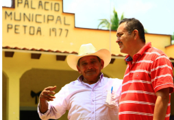 Es alcalde en Petoa y cambia dólares en la peatonal