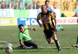 Real España se clasificó de manera sufrida y con ayuda arbitral