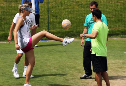 VIDEO: María Sharapova practicando fútbol