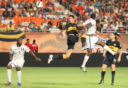 Honduras cumple su último examen y se impone a Boca Juniors