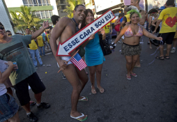 Comparsas de carnaval hacen madrugar a Río de Janeiro