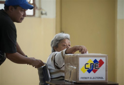 Venezolanos acuden a votar en masa entre Chávez y Capriles
