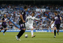 Cristiano reanima al Real Madrid y aplaza el título liguero del Barça