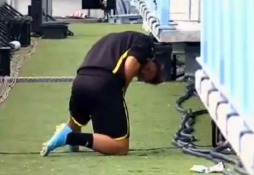 Mario Götze, pillado orinando en la cancha del Málaga