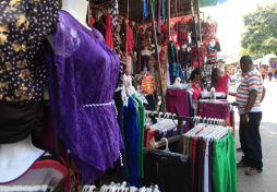 Bajas ventas afectan a buhoneros en San Pedro Sula