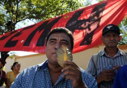 Maestros protestan frente a Casa Presidencial