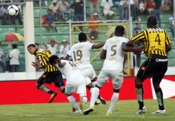 Real España sacó la rebeldía para rescatar el clásico