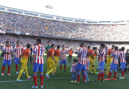 Atlético de Madrid hizo el pasillo al campeón Barcelona