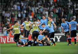 Uruguay despacha a España en la prórroga