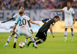 Raúl González marca dos goles en su partido homenaje con el Schalke