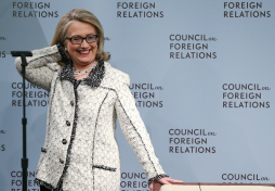 Clinton deja la diplomacia de EUA con un ojo en la Casa Blanca