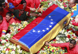 'Chávez al Panteón, junto con Simón' gritan venezolanos
