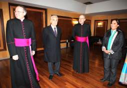 Reciben a familia Lobo en el Vaticano