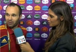 Sara Carbonero se olvidó del penal lanzado por Iniesta
