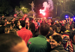 Centenares de aficionados del Atlético celebran el título copero
