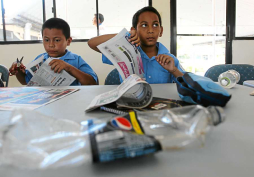 Club ecológico de la Jorge J. Larach elabora canasta con material reciclable