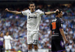 Cristiano reanima al Real Madrid y aplaza el título liguero del Barça