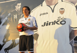 Guardado, ilusionado en su presentación con el Valencia