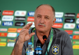 Scolari: 'Neymar no juega con once camisetas'
