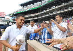 Amado Guevara, homenajeado por su dedicación a la Selección
