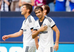 Raúl González marca dos goles en su partido homenaje con el Schalke