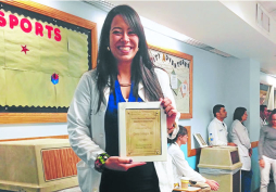 Sampedrana es galardonada en Universidad de Miami